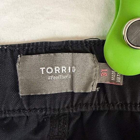 Women’s Black Cargo Pants - Picture 7 of 7